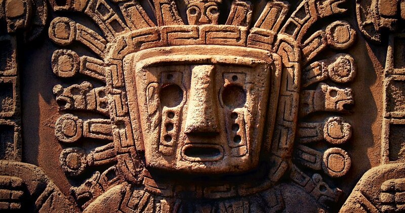 Völker wie die Azteken ehrten ihre Götter, indem sie Reliefs in Felswände schnitzten. – Bild: ZDF und Tobias Lenz, Autorenkombinat