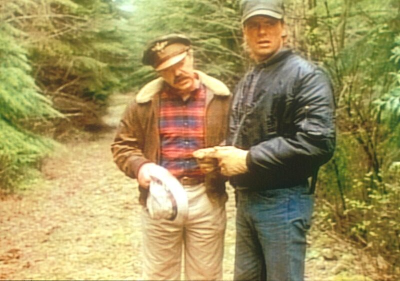 Dalton (Bruce McGill, l.) und MacGyver (Richar Dean Anderson, r.) haben eine Spur von dem verschwundenen Pete entdeckt. – Bild: Paramount Pictures