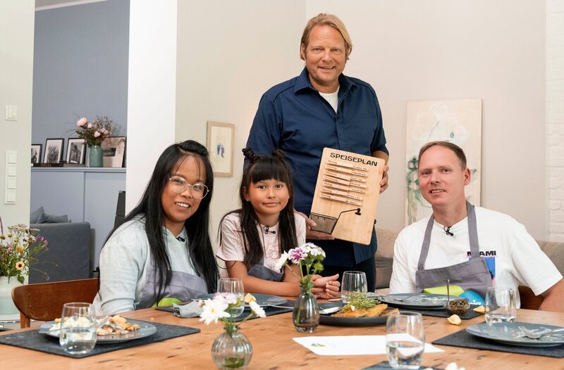 Mehr Struktur im Alltag, günstiger Einkaufen und dazu noch leckere Rezepte für jeden Geschmack. Wie das geht, zeigt Björn Freitag (Mitte) mit Familie Hornig. – Bild: WDR/​solis TV/​Melanie Grande