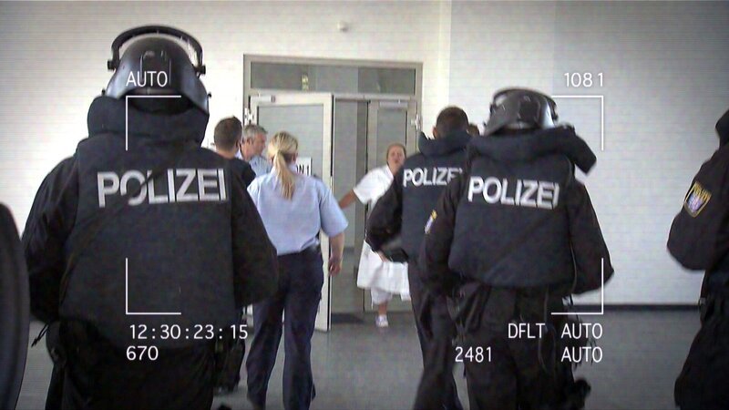 Einsatz in einem Krankenhaus: Ein bewaffneter Mann ist mitten in eine Operation der leitenden Chirurgin Dr. Lindberg hereingeplatzt und droht die Ärztin im Anschluss an den überaus heiklen Eingriff zu töten. – Bild: RTL 2 (DE)
