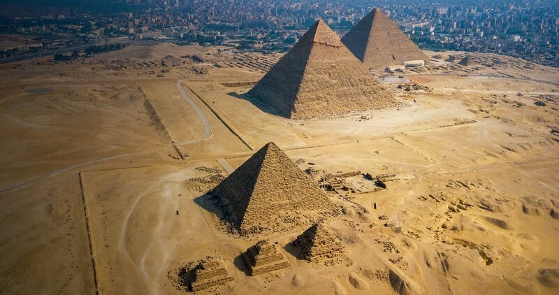 Ob die Pyramiden Ägyptens oder die Mausoleen Roms – ein Grabmal ist mehr als eine Ruhestätte. Es erzählt die Geschichte derer, die darin bestattet sind und an die man sich erinnern sollte. – Bild: ZDF und Tobias Lenz, Autorenkombinat