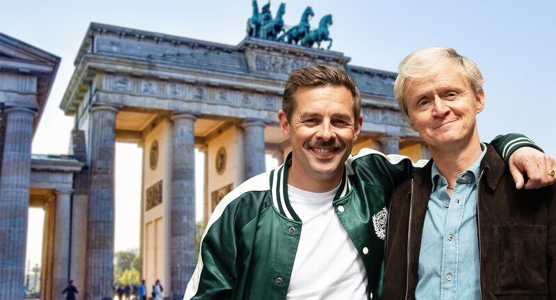 Handwerk hat goldenen Boden – das weiß auch Pierre M. Krauses Kollege, Fernsehmoderator Klaas Heufer-Umlauf, der dringend eine neue Fußmatte braucht. Doch Pierre ist Experte für Fußmatten, eine davon trägt er seit Jahren auf dem Kopf. Passt also perfekt. Nach all dem Stress braucht es noch eine Stärkung – bei Klaas’ Lieblingsimbiss, der verdächtig mafiös klingt. – Bild: SWR/​dibido.tv