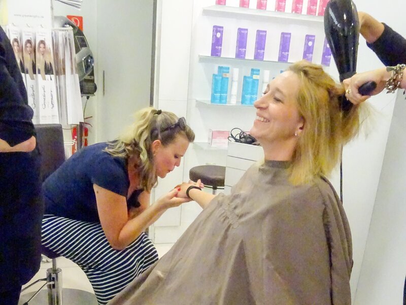 Regina (r.) hat ihr Outfit bereits geshoppt und sitzt beim Friseur. – Bild: MG RTL D /​ Constantin Ent.