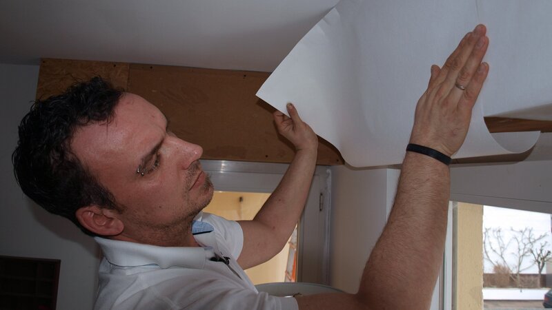 Dirk beim Tapezieren. – Bild: RTL II