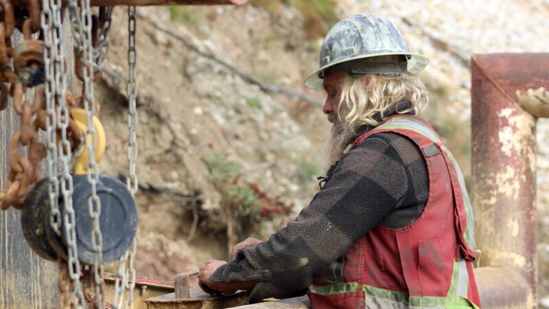 Len Hoekstra working on something near chains – Bild: Warner Bros. Discovery