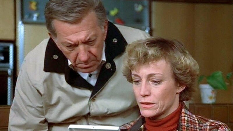 Quincy (Jack Klugman) und Vickie McGuire (Carrie Snodgress) schauen sich ein Phantombild an. – Bild: RTL