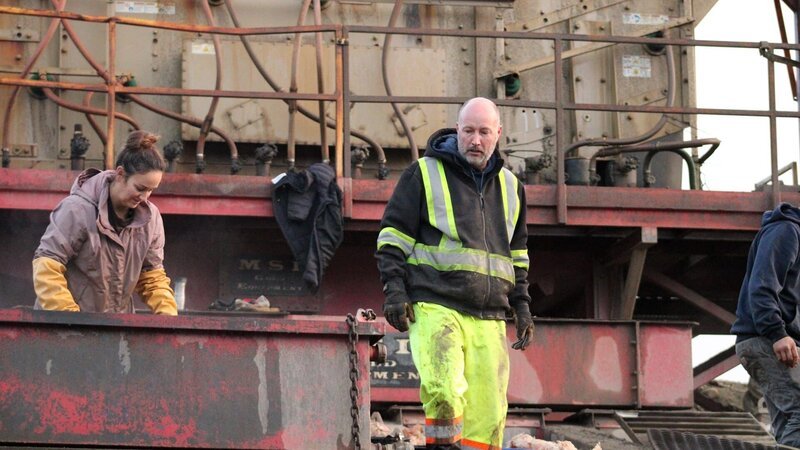 Heather Folster and Jason Folster during clean up on Monster Red – Bild: Warner Bros. Discovery