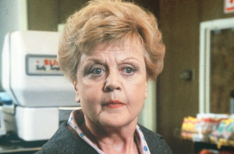 Robin Masters Gäste wurden Opfer eines Anschlags und bestehen nun darauf, dass die Krimiautorin Jessica Fletcher (Angela Lansbury) der Sache auf den Grund geht. Das sieht Thomas Magnum natürlich nicht gerne&nbsp;… – Bild: 1986 Universal City Studios LLLP. All Rights Reserved. Lizenzbild frei