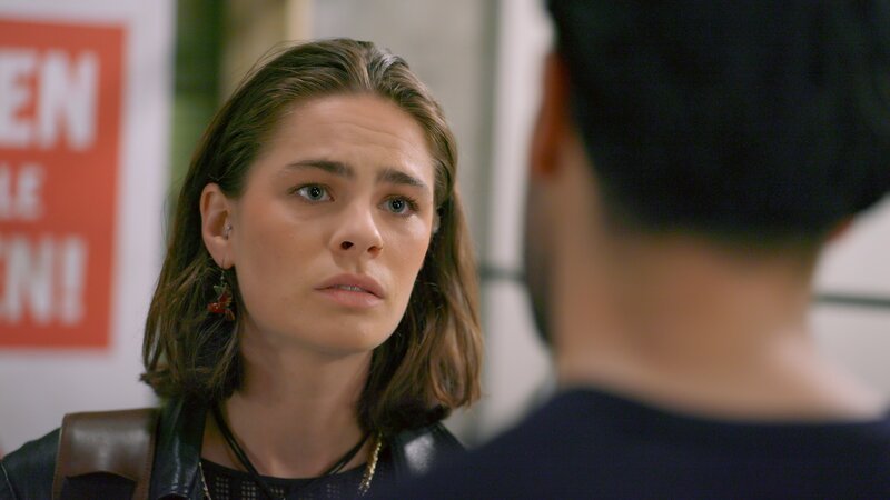 Baris (Metehan Demiröz, Rückansicht) muss erkennen, dass es mit einer einfachen Entschuldigung bei Larissa (Ilka Mahrholz) nicht getan ist. – Bild: RTL /​ Schlüpfrige Intrige