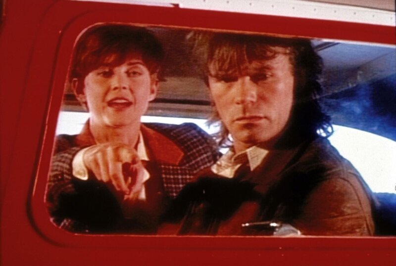 Zoe (Lise Cutter, l.) und MacGyver (Richard Dean Anderson, r.) entdecken in Frankreich den Platz der heiligen Rose. – Bild: Paramount Pictures