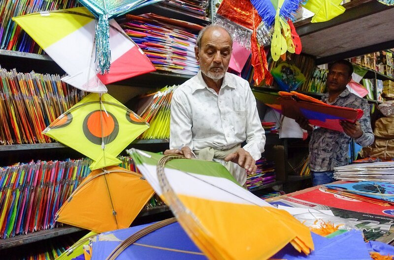 Die Drachen sind manchmal aus Plastik, aber meist aus Papier. Sie sind sehr empfindlich und gehen schnell kaputt. – Bild: MedienKontor/​Vivien Vogel