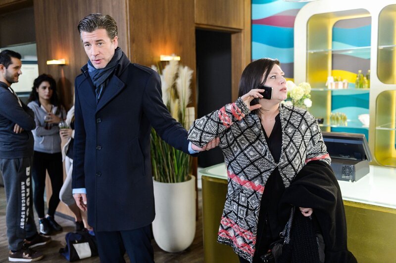 Als Vanessa (Julia Augustin) droht, an ihre Grenzen zu kommen, greift Christoph (Lars Korten) energisch ein, damit sie sich von ihm helfen lässt. – Bild: RTL /​ Willi Weber