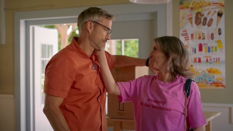Henning (Stefan Bockelmann) genießt die Aufmerksamkeit, die er als frischgebackener Vater bekommt. Rechts Daniela (Berrit Arnold) – Bild: RTL /​ Witwer wider Willen