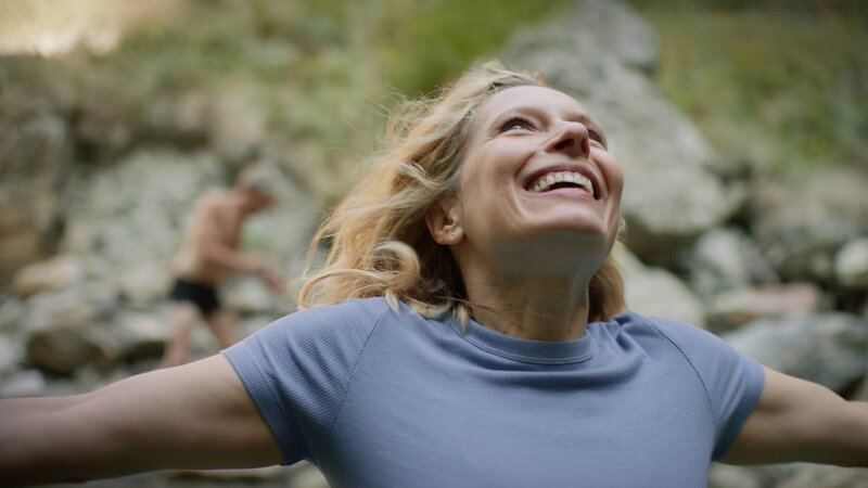 Geniesst einen Moment der Freiheit: Ophélia Kolb als Roxane – Bild: SRG SSR/​Akka Films/​RTS