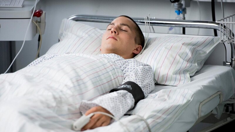 Leo (Tim Oliver Schultz) ist nach seinem Zusammenbruch da, wo er nie wieder sein wollte: im Krankenhaus. – Bild: RTL
