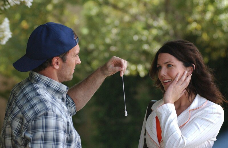 Als Luke (Scott Patterson, l.) nach sieben Wochen endlich zurück nach Stars Hollow und zu Lorelai (Lauren Graham, r.) kommt, können die beiden frisch Verliebten endlich wieder Zeit miteinander verbringen&nbsp;… – Bild: Warner Bros. Entertainment Inc. All Rights Reserved
