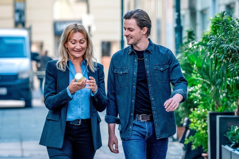 v.li.: Biggi Obergschwendter (Angelika Niedetzky), Jonathan Migler (Julian Waldner). – Bild: ORF/​Gebhardt Productions/​Stefanie Leo