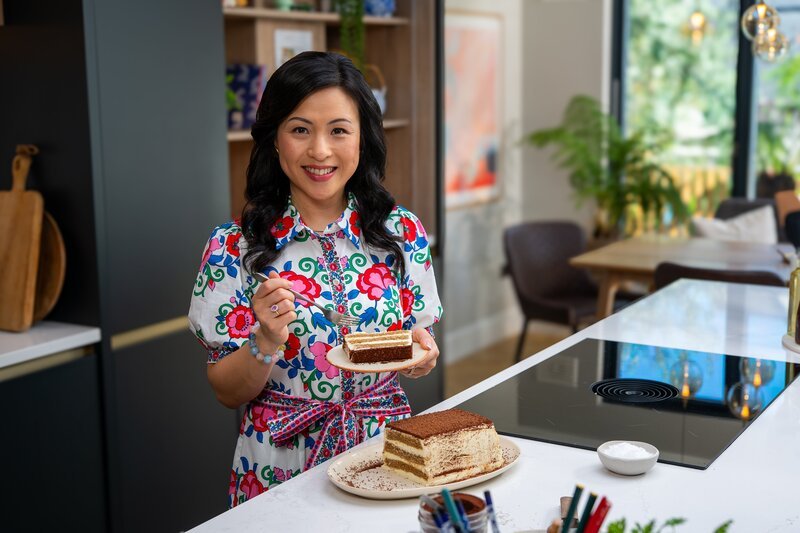 Eva mit vietnamesischem Tiramisu-Kuchen – Bild: RTL /​ Appetite Media /​ Für Genuss am Wochenende