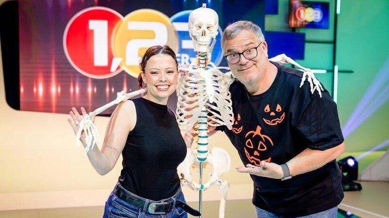 Fledermäuse, Vampire und Gruselfaktor! Passend zu Halloween zeigt Make-up Artistin Lilian Rüter, wie man gruselig wirkende Wunden schminken kann. – Bild: ZDF/​Ruppografie – Nadine Rupp