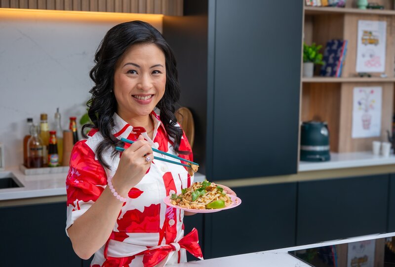 Eva Pau mit Hähnchen Pad Thai – Bild: RTL /​ Appetite Media /​ Für Magie an Werktagen