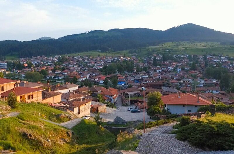 Ein Dorf in Bulgarien: Die Hausdächer sind mit den typischen roten Tonziegeln gedeckt. – Bild: Elephant Doc