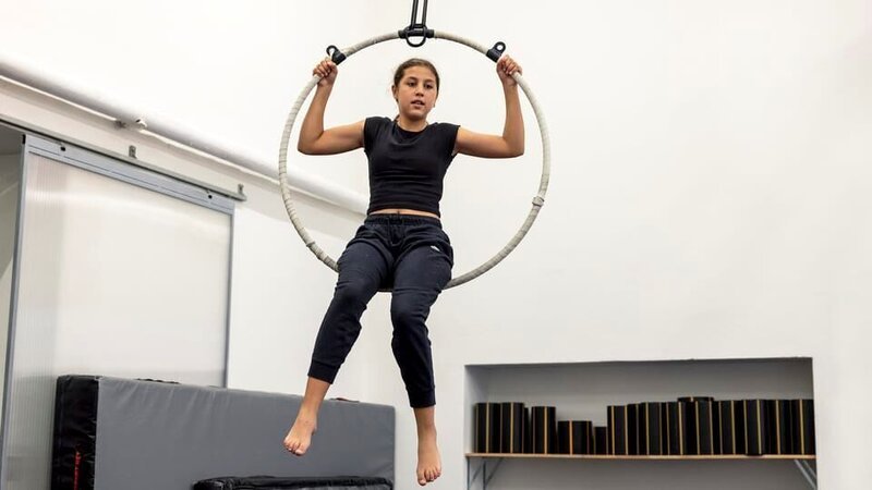 Ela (12) liebt es zu turnen und möchte unbedingt einen Salto schaffen. – Bild: ZDF/​Tomáš Uhlík
