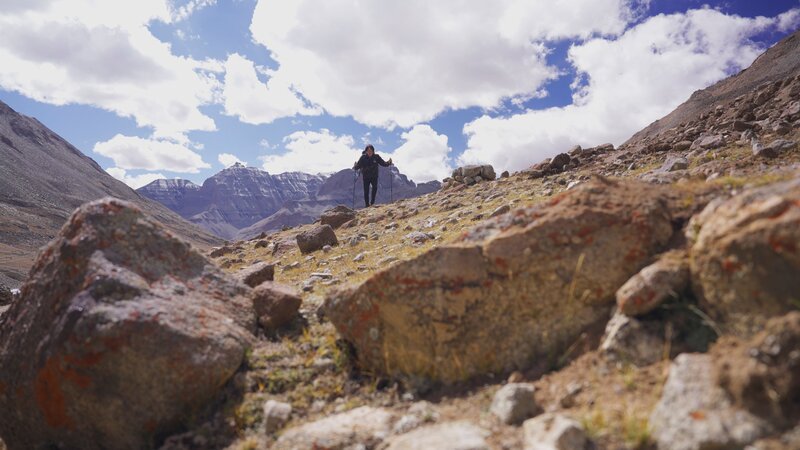 Bruno Baumann (Tibetkenner) bei der Umrundung des Heiligen Berges Kailash – Bild: ServusTV /​ Wegafilm /​ Oliver Indra