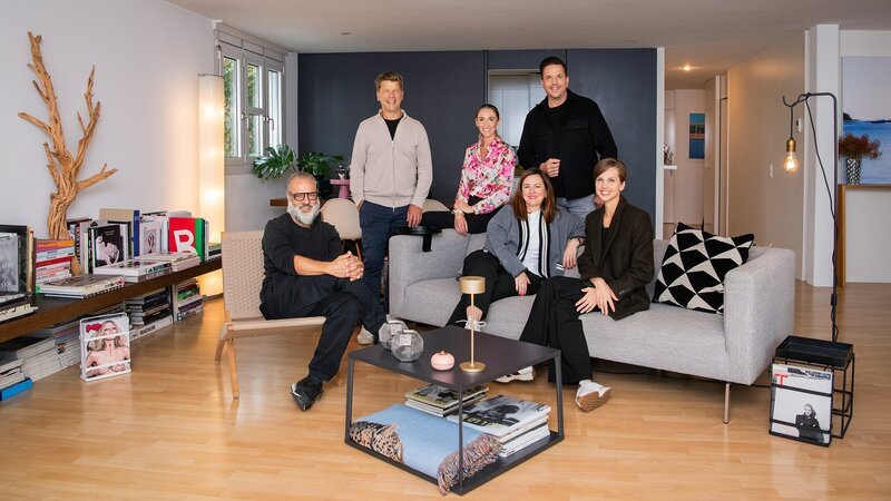 Wer wohnt wo? Sendung 25: Luis, Tristan, Charlotte, Moderator Sven Epiney, Julie, Camilla – Bild: SRG SSR/​Marion Nitsch