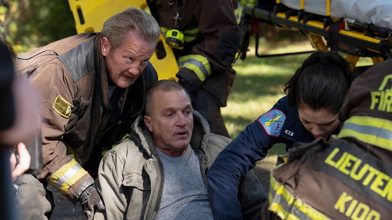 Bergung eines Schwerverletzten: Christian Stolte als Mouch, Hanako Greensmith als Violet Mikami – Bild: SRF/​NBC Universal