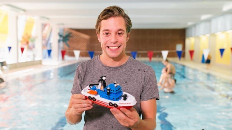 Um dieses kleine Boot geht es diesmal. Checker Tobi muss es zum Kentern bringen, ohne es zu berühren. – Bild: BR/​megaherz gmbh/​Hans-Florian Hopfner