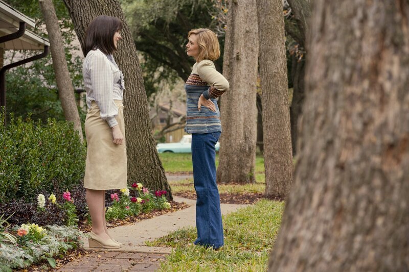 (v.li.): Lily Rabe (Betty Gore), Elizabeth Olsen (Candy Montgomery). – Bild: ORF/​Warner/​HBO Max