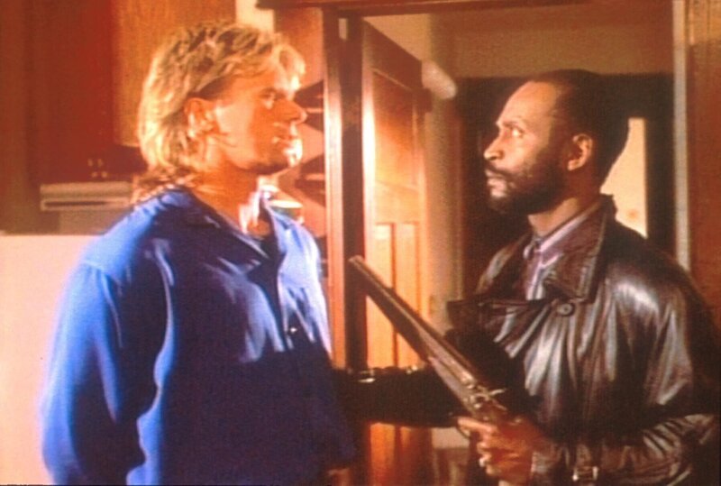 Frank (Cleavon Little, r.) hat MacGyver (Richard Dean Anderson, l.) in Sofias Wohnung gestellt. – Bild: Paramount Pictures
