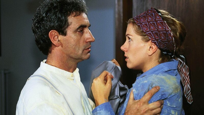 Als Lollo (Isabella Schmid) Maximilian (Franz Mey) beim Aufhängen der Vorhänge im Beichtstuhl hilft, berühren sich ihre Hände zufällig. Der Beginn einer Liebesaffaire? – Bild: RTL