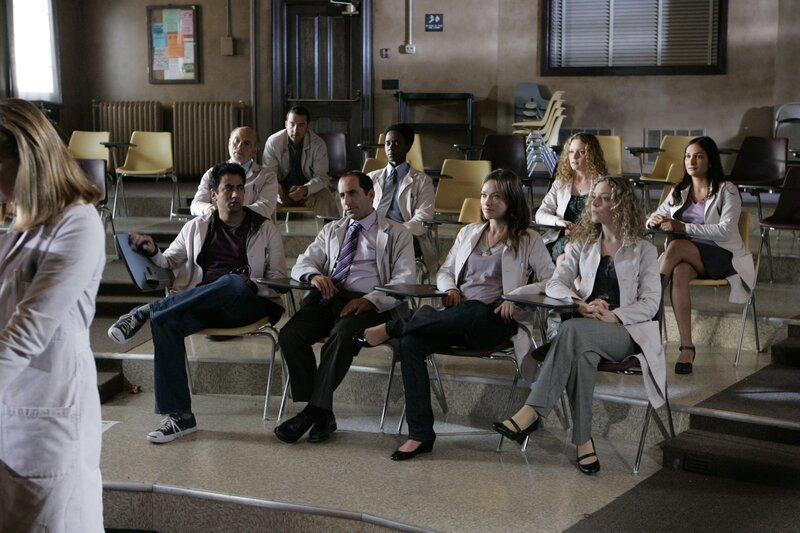 Die restlichen zehn Bewerber um den Job in House’ Team behandeln in einem Kampf der Geschlechter einen Rollstuhlfahrer, der unter Muskelschwund leidet und langsam zu ersticken droht … – Bild: NBC Universal, Inc.
