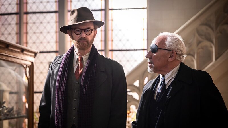 v.li.: Gabriel Book (Mark Gatiss), E (Simon Callow) – Bild: AXN White
