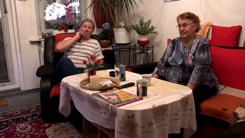 Weltenbummler Rudi muss bei seiner Mutter in Luckenwalde ausharren. Der 60-Jährige kann aufgrund der Pandemie nicht zurück nach Tansania. Nun arbeitet er seine DDR-Vergangenheit auf. – Bild: RTLZWEI
