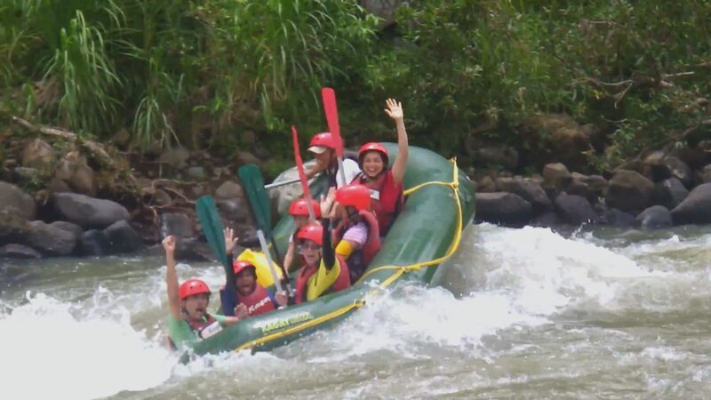 Kid falls out of river raft into rapids. – Bild: Jukin /​ The National Geographic Channel