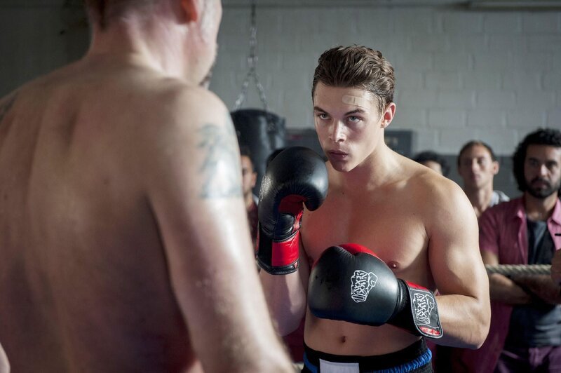 Die knastinterne Boxmeisterschaft steht an und der Insasse Benny Kausch (Gerrit Klein, r.) kämpft gegen den überheblichen Carlos Carrera (Torsten Hammann). – Bild: RTL /​ Martin Rottenkolber /​ Angezählt
