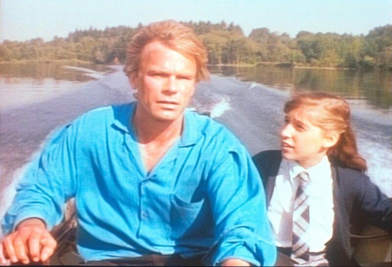In einem Schnellboot sind Lisa (Mayim Bialik, r.) und MacGyver (Richard Dean Anderson, l.) auf der Flucht vor Yanif. – Bild: Paramount Pictures