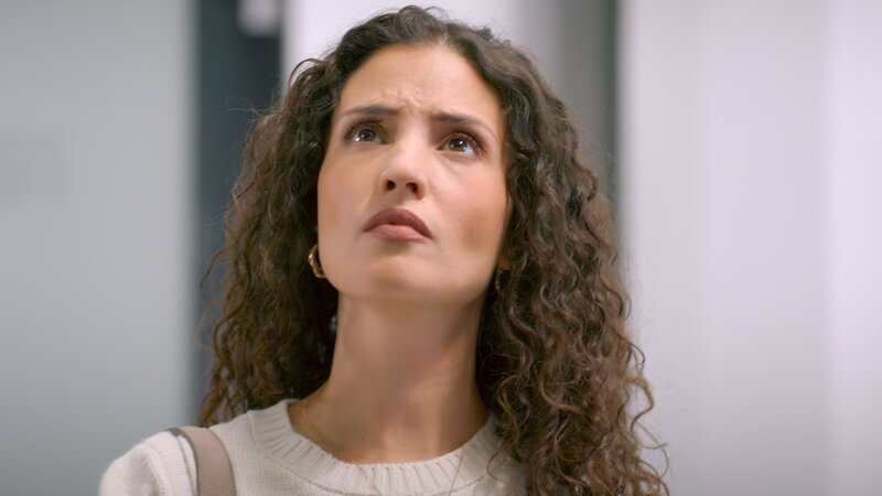 Naomi (Nadine Menz) bekommt mit, wie sehr ihr geplanter Weggang Patrizia offenbar belastet. – Bild: RTL /​ Meine Schuld, deine Schuld!