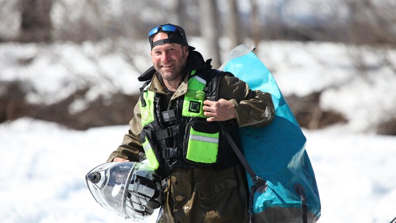 James carrying bag over his shoulder – Bild: Discovery Channel /​ Discover Images: GRWWA701_IMG_21 /​ © 2024 Warner Bros. Discovery, Inc. or its subsidiaries and affiliates. All rights reserved.