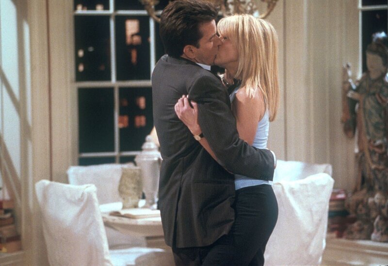 Caitlin (Heather Locklear, r.) gesteht Charlie (Charlie Sheen, l.), dass sie interessiert wäre, mit ihm auszugehen. An ihrem ersten Date landen die beiden im Bett … – Bild: ProSieben Media AG