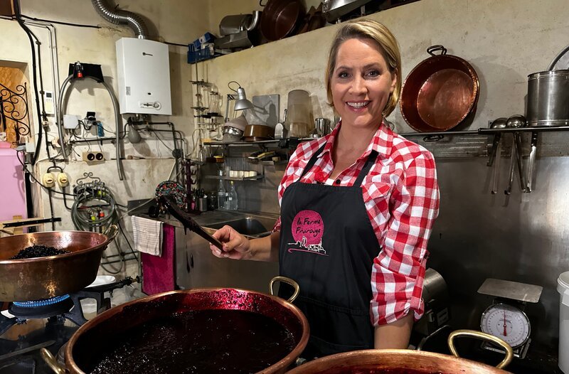 Judith Rakers macht Cassis-Marmelade. In der Côte de Nuits taucht Judith in die Welt der schwarzen Johannisbeeren ein. – Bild: WDR/​Bavaria Entertainment GmbH