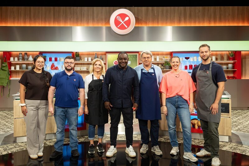 Von links: Kandidaten Dieu Huong Nguyen, Domenic Luß, Gerlinde Netrval, Moderator Nelson Müller, Kandidaten Georg Scheck, Lena Rieger und Daniel Sens – Bild: ZDF