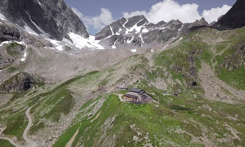 Blick auf die Darmstädter Hütte im Verwall, einer Gebirgsgruppe in Österreich. – Bild: HR/​Rolf Bickel