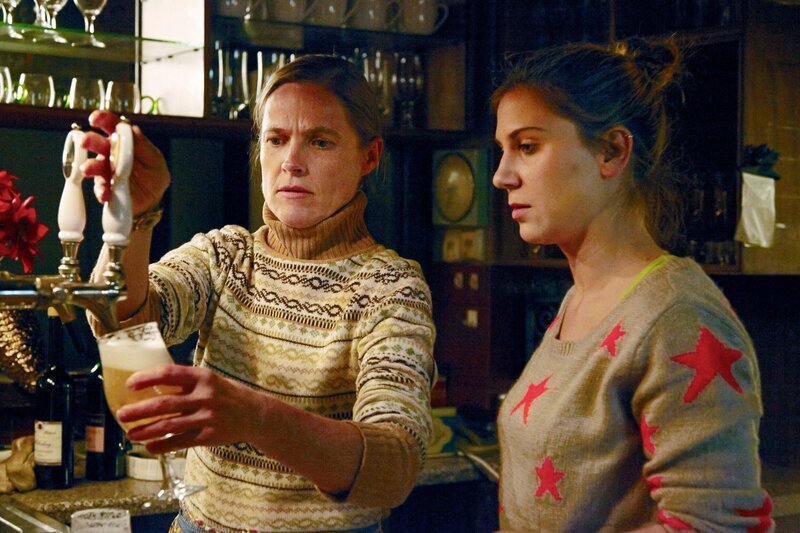 Langsam beginnen Christine (Karoline Eichhorn, li.) und Klara (Elena Jesse) sich zu fragen, wohin ihr Vater verschwunden ist und warum er sich nicht meldet&nbsp;… – Bild: SWR/​Fortune Cookie/​Ilka Becker