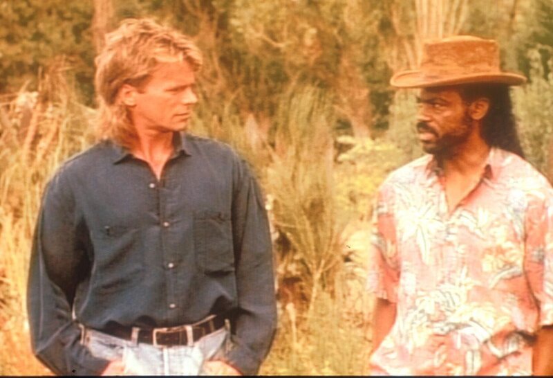 MacGyver (Richard Dean Anderson, l.) und Colton (Richard Lawson, r.) unterhalten sich über Willies Zukunft. – Bild: Paramount Pictures