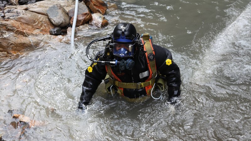 Carlos im Wasser, beim Tauchen – Bild: Discovery Channel /​ Discover Images: GRWWA702_IMG_32 /​ © 2024 Warner Bros. Discovery, Inc. or its subsidiaries and affiliates. All rights reserved.