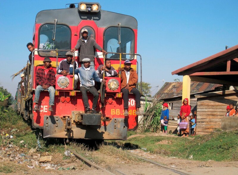 „Lokbesetzung“ auf der madagassischen Eisenbahn. – Bild: SWR/​Susanne Mayer-Hagmann