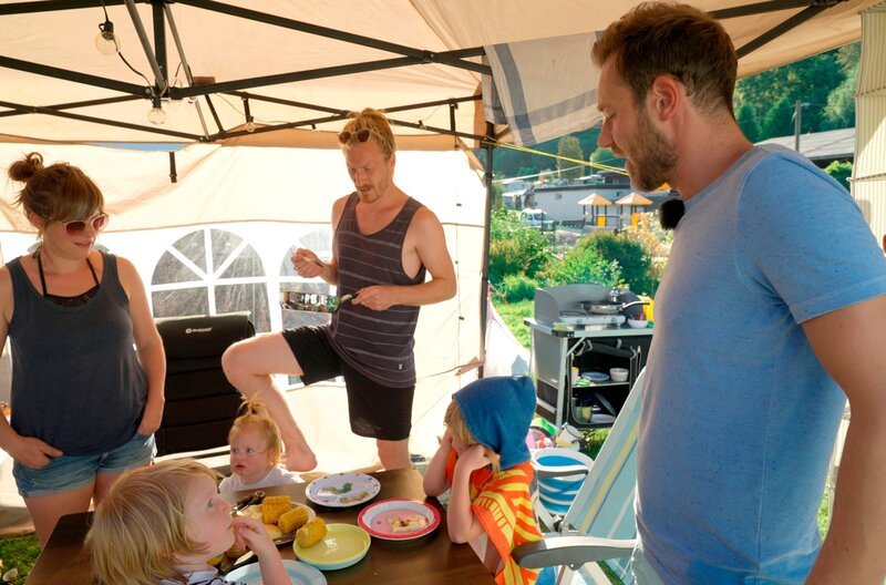 Im Gespräch mit dem ADAC-Campinginspekteur Kai Wentz. – Bild: SWR /​ SWR Presse/​Bildkommunikation
